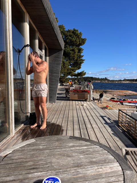 Ta en skön dusch efter bastun